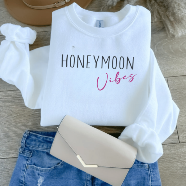 Honeymoon Vibes Sweatshirt 4 Honeymoon Vibes Sweatshirt in white - Mamazing